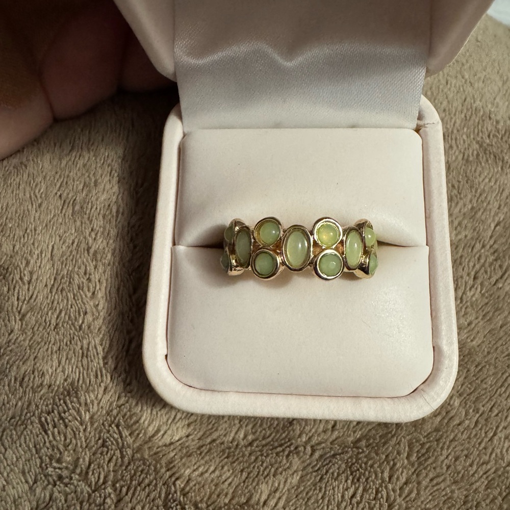Elegant Gold and Green Women's Ring